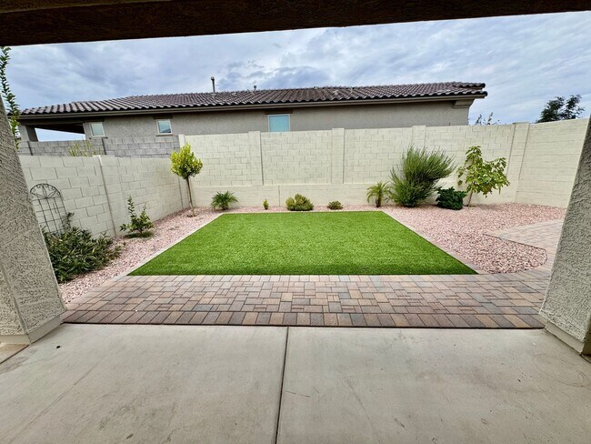 Building Photo - Beautiful 3 Bedroom 2 Bath Single Level Newer Built Home In Litchfield Park! Has Solar!