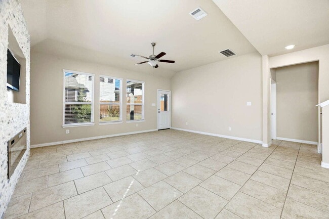 Building Photo - Spacious 4 bed 2.5 bath home available for rent