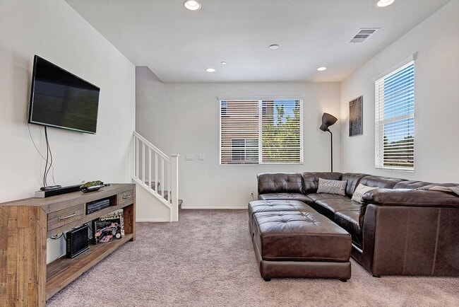 Building Photo - Lux Townhome 4 Bed 3 Bath 2 Car Garage in Spanish Walk