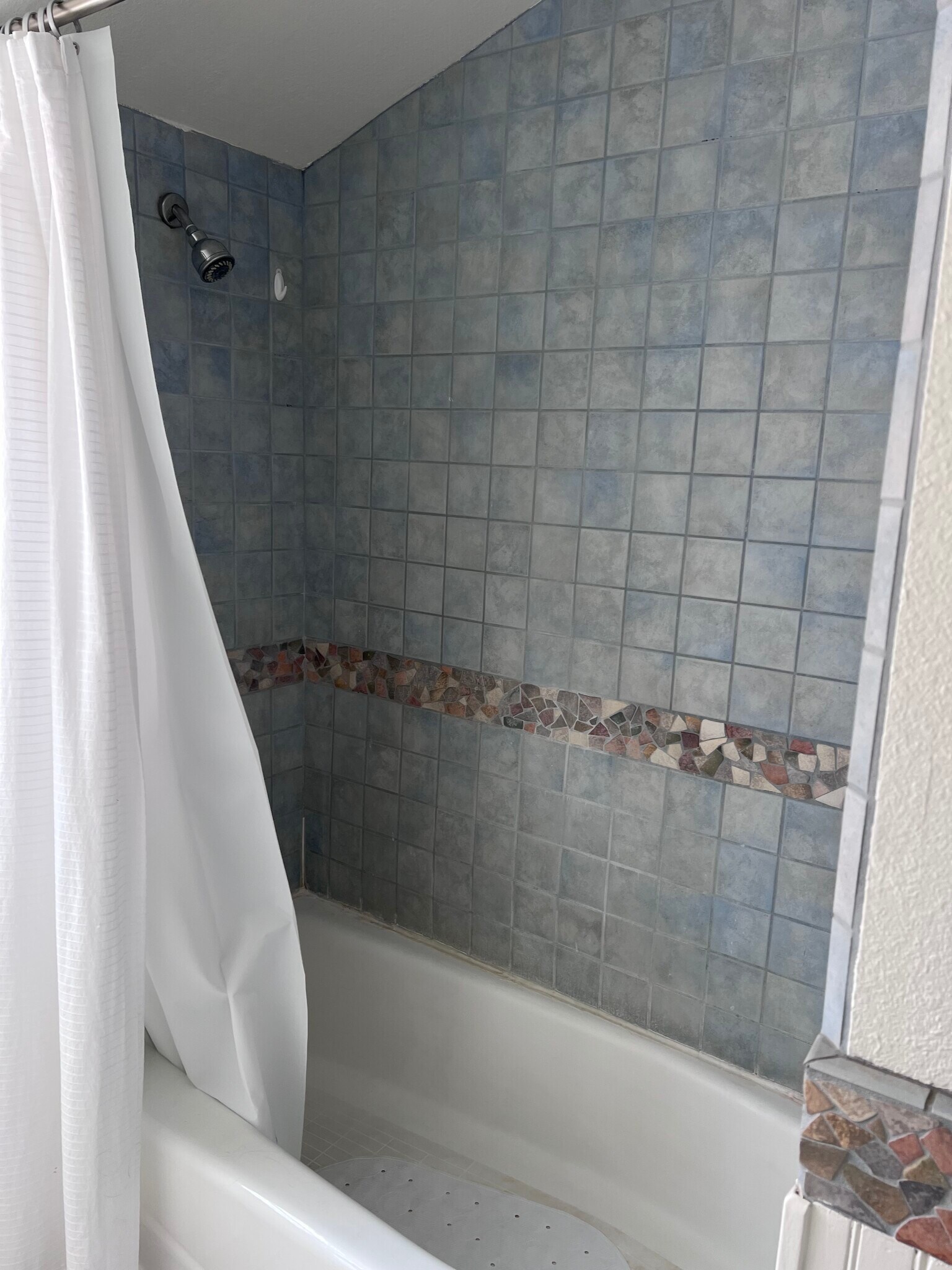 Shower and tub - 1930 W Redondo Beach Blvd
