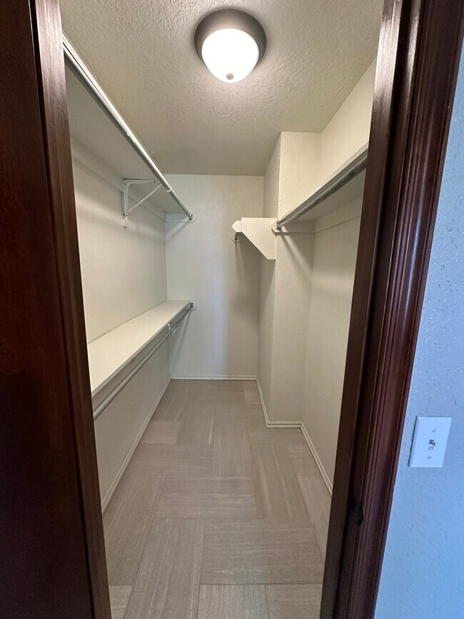 Building Photo - 2605 Briarcliff Dr