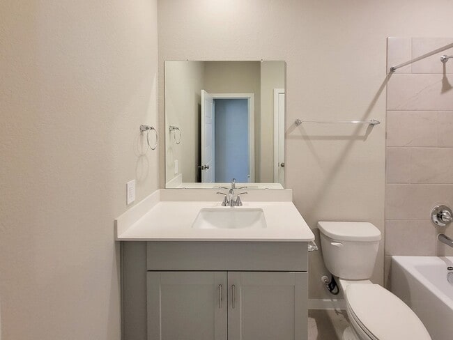 Building Photo - Single-story layout features a bright, open concept living area, dining space, and kitchen. Pebbl...