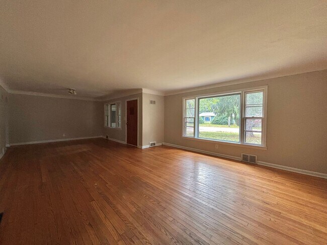 Building Photo - 3 Bed/ 1 Bath - Single Family Home