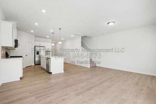 Building Photo - 826 Earhart St NW