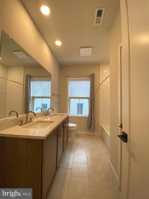 Building Photo - 72 Alroy Rd