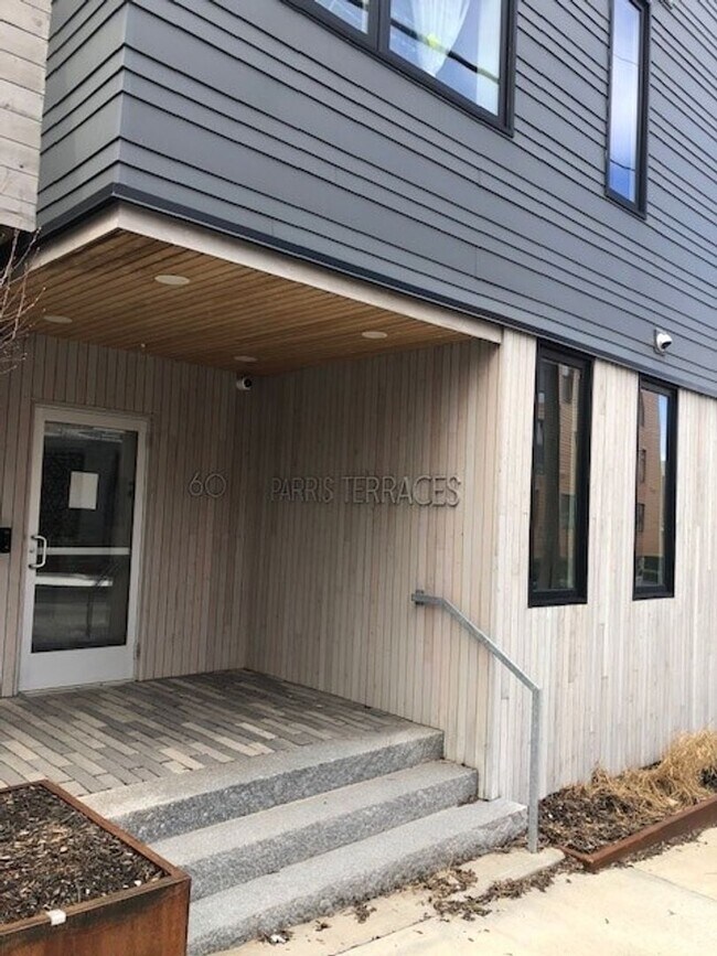 Building Photo - 1BR/1BA Available Now!! Partially Furnished - Great Portland Location!!