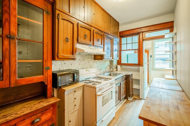 Building Photo - 1236 Oates St NE