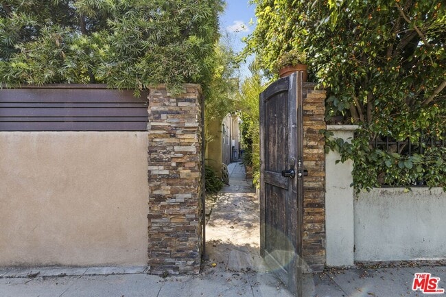 Primary Photo - 205 7th Ave