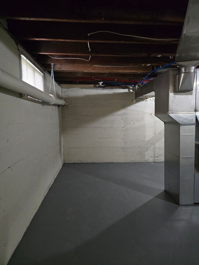 Building Photo - 2 Bedroom Duplex with Basement & 2-Car Garage