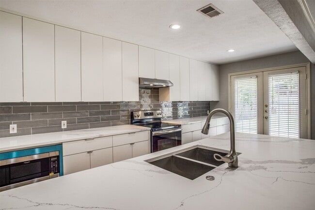 Building Photo - 702 Melrose Dr