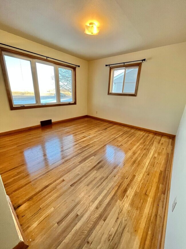 Building Photo - Large 3 Bed/2 Bath East Side Rental Home!