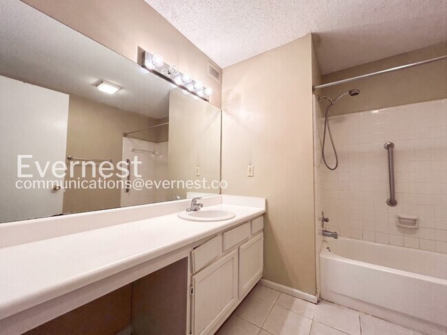 Building Photo - Spacious 2 Bed, 2 Bath Condo with Modern Amenities / No Pets Allowed / Available Now!