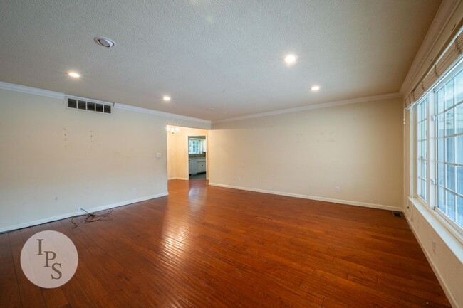 Building Photo - Fig Garden area Large Home, 4BR/3BA, Pool - Lots of Amenities!