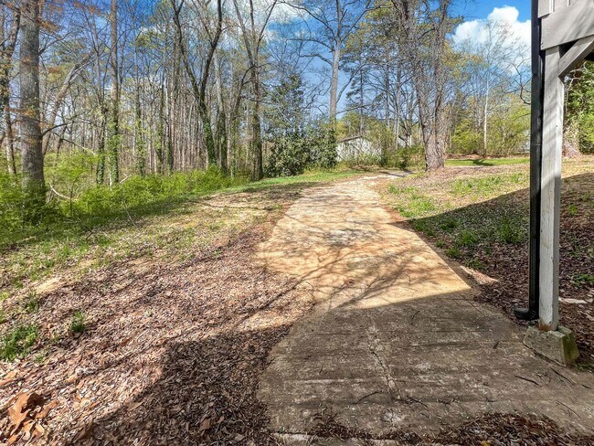 Building Photo - Completely Renovated 3 BR/3 BA Ranch with ...