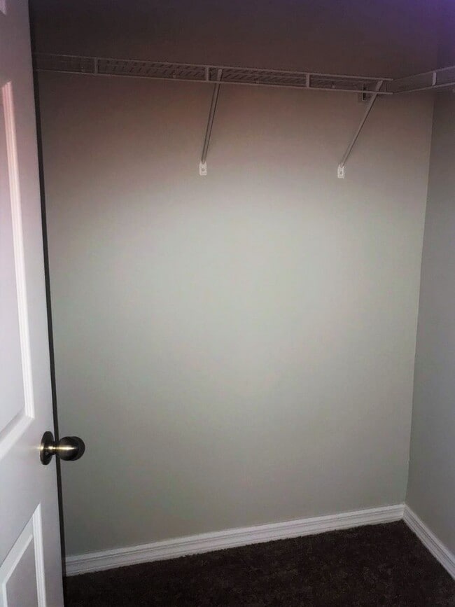 Building Photo - 1 Bedroom Condo in Gated Community