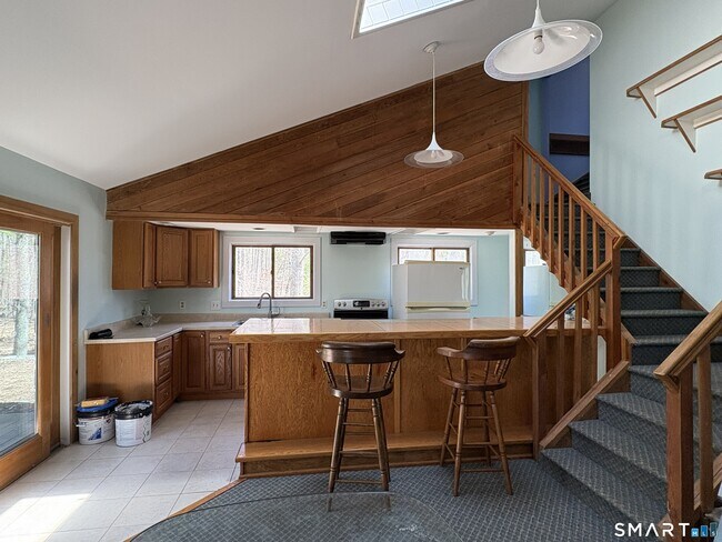 Building Photo - 40 Looking Glass Hill Rd