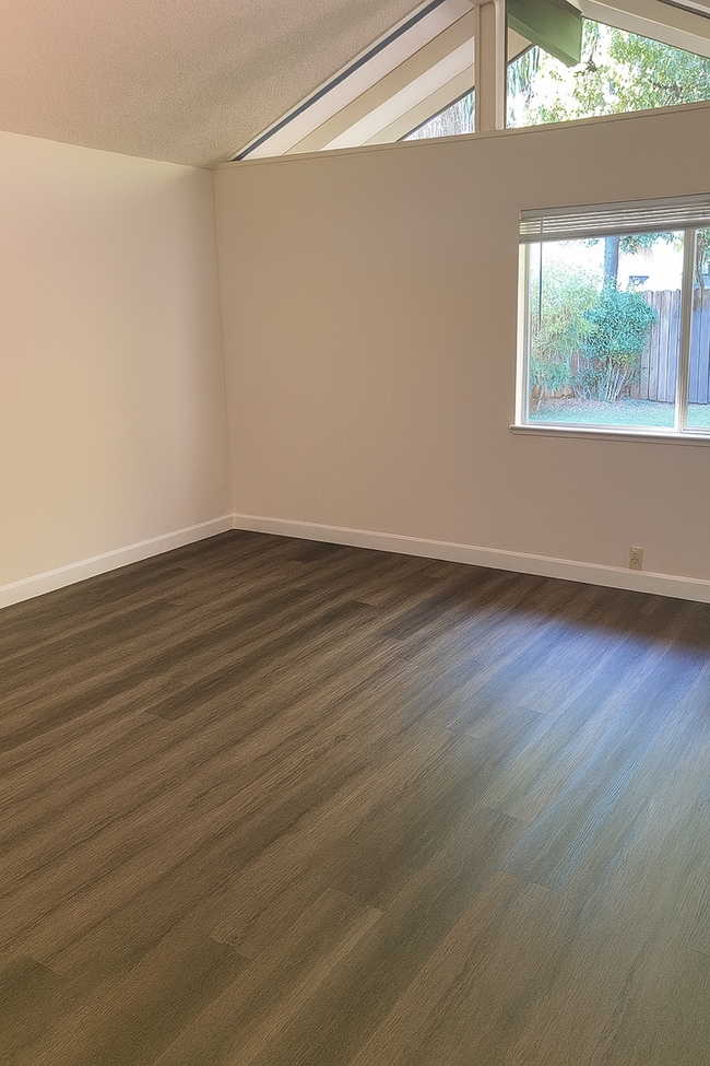 Building Photo - 3 bedroom duplex in North Davis