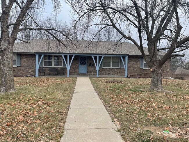 House Front - 916 S Fairview Rd