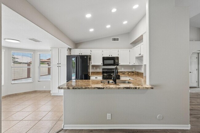 Building Photo - 8734 W Bloomfield Rd