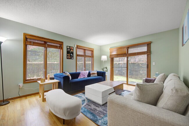 Building Photo - 15 Magnolia Ln N