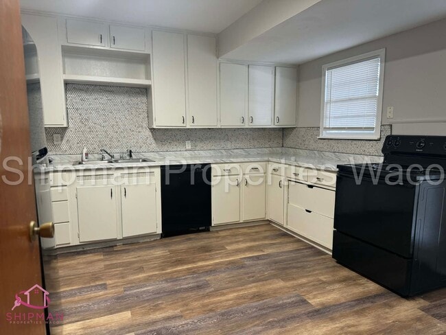 Building Photo - 3917 Maple Ave