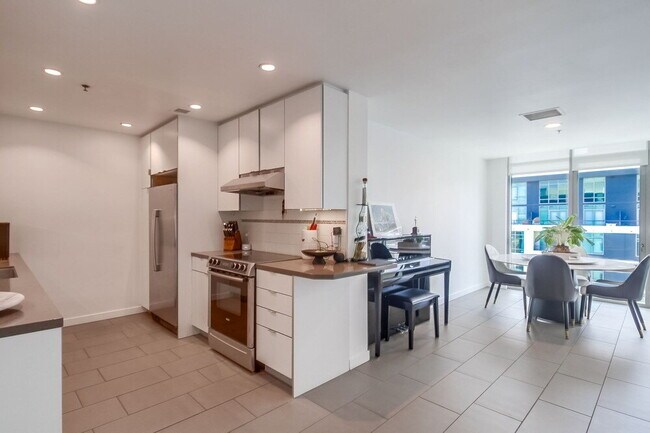Building Photo - Penthouse Living in Charming Little Italy
