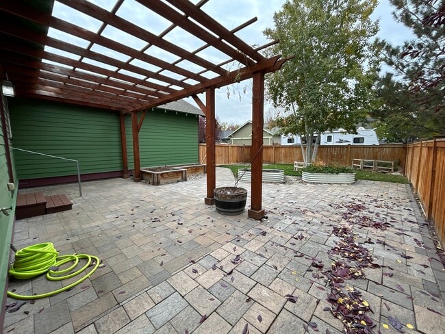 Building Photo - 3 Bedroom / 2 Bathroom House in NW Redmond