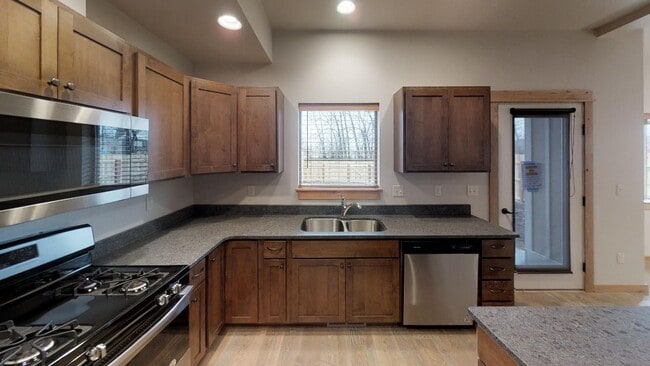 Building Photo - Townhome by the Park - Spacious 2 Car Gara...