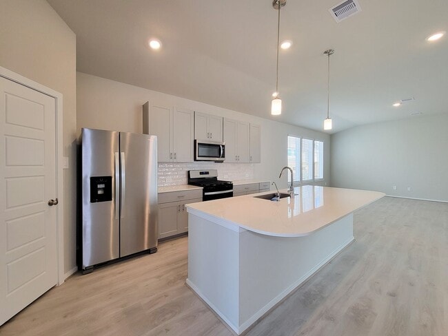 Building Photo - Single-story layout features a bright, open concept living area, dining space, and kitchen. Pebbl...