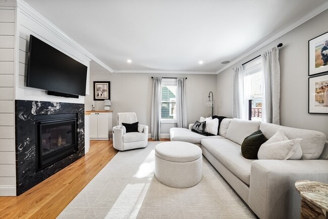 Building Photo - 814 Main St