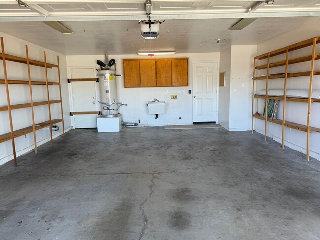 Building Photo - Victorville- Beautiful 3 Bedroom Home in G...