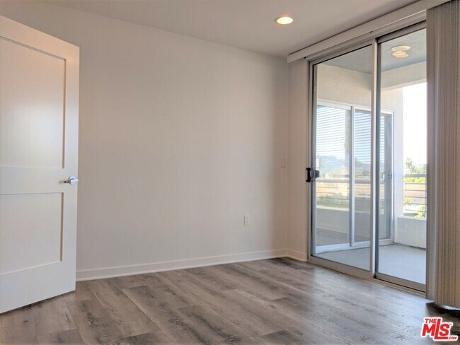 Building Photo - 5143 White Oak Ave