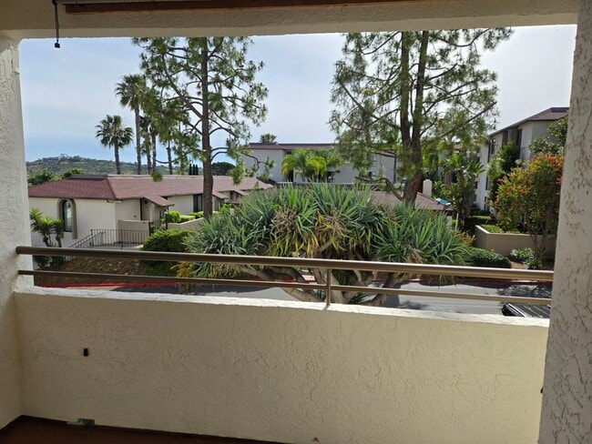 Building Photo - Ground-floor San Carlos stunning single-story condo available immediately.