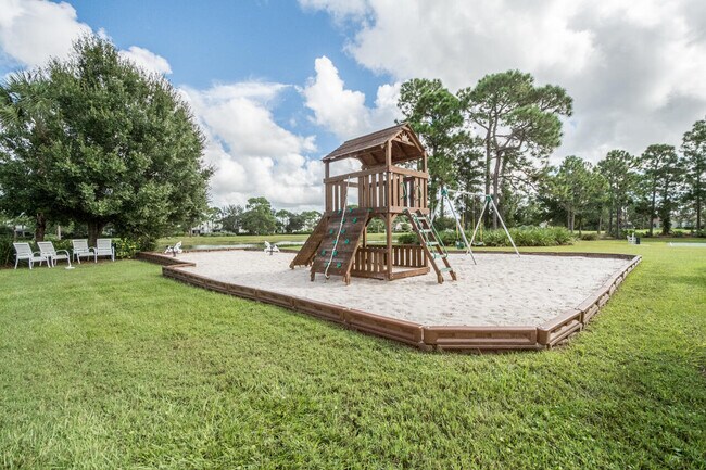 Building Photo - 562 SW New Castle Cove