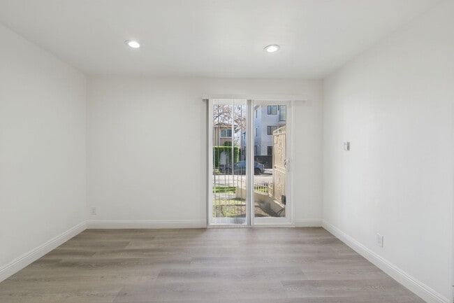 Building Photo - 337 Rexford Dr