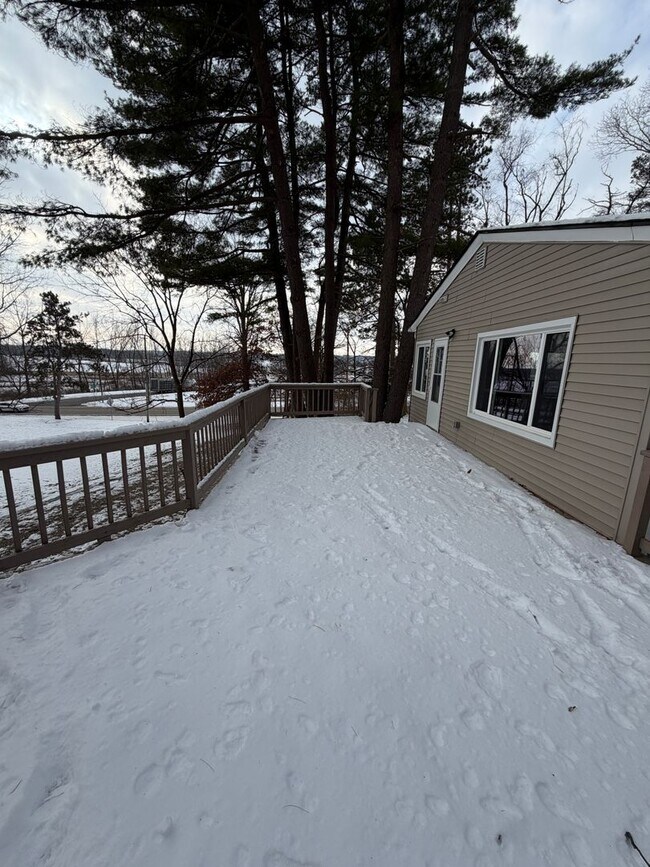 Building Photo - Beautifully Renovated 3/2 in Huge Lot