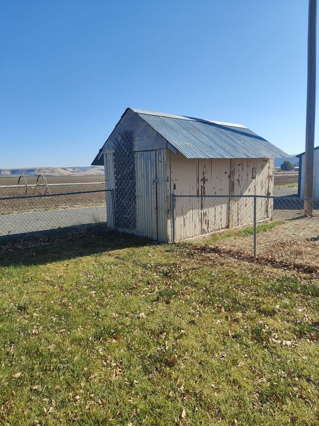 Building Photo - 4 BD / 2 BA Family Home in Hammett, ID!