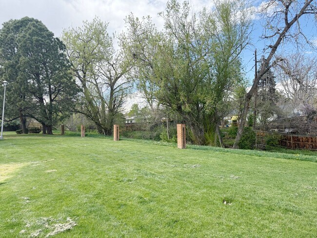 Building Photo - Clean & Quiet 3 Bed / 2.5 Bath Town Home with 2 Car Garage in Arvada