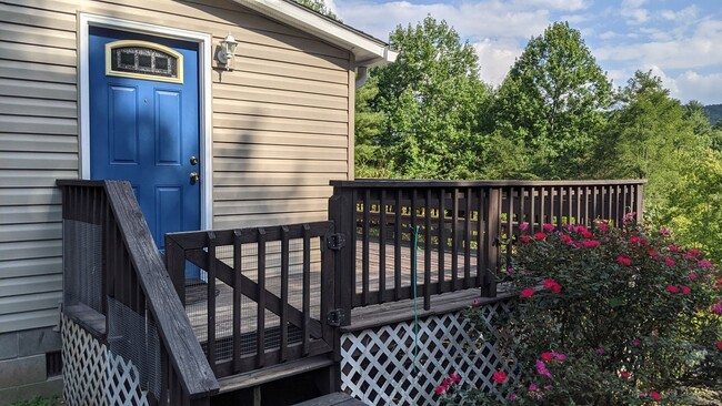 Building Photo - Great 3 Bedroom 2 Bath Home in quiet resid...