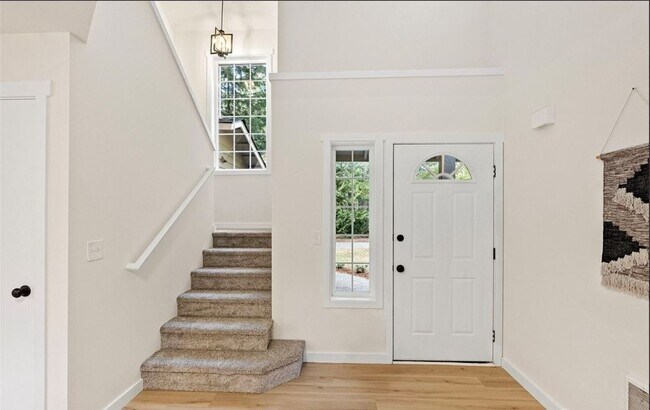 Building Photo - Fully Remodeled Gated Community Lake Home in Gig Harbor!