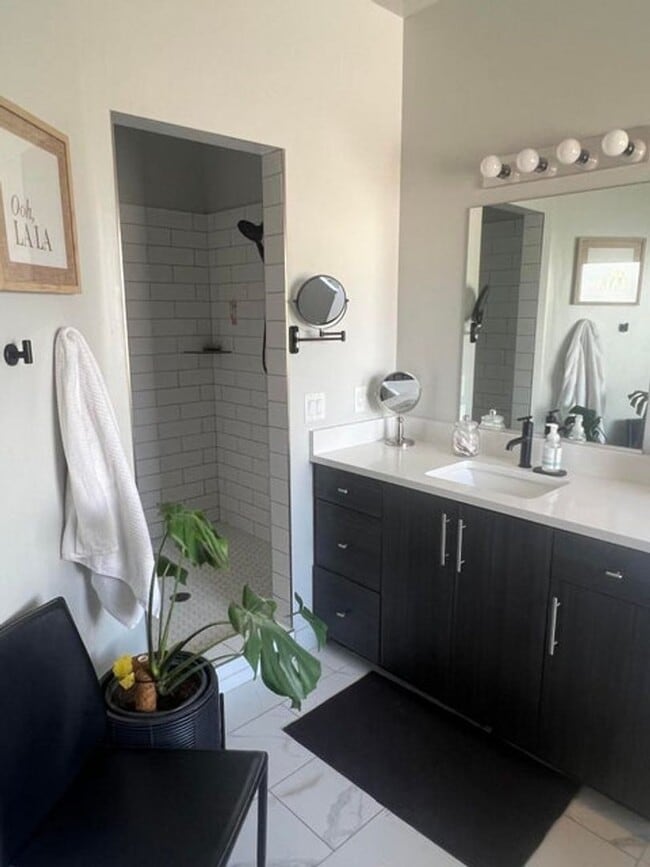 Building Photo - Stunning 4 Bedroom Home!