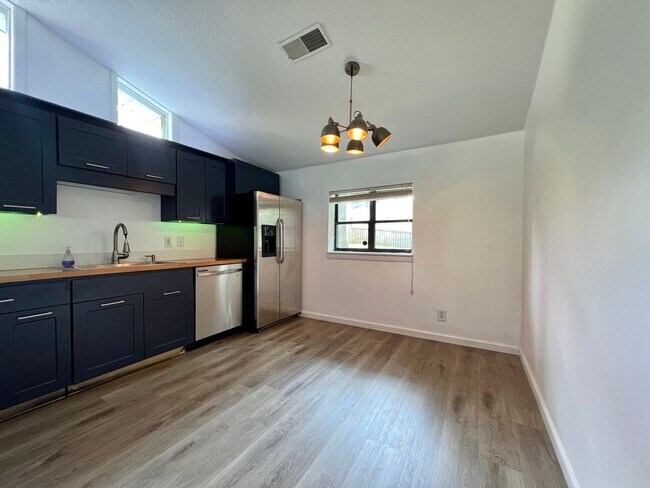 Building Photo - ADORABLE CONTEMPORARY 2 BEDROOM IN THE HEART OF WEST HILLS!!!