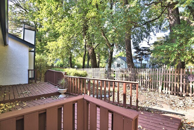 Building Photo - Updated 2 bed, 2 bath townhouse with 1,788...
