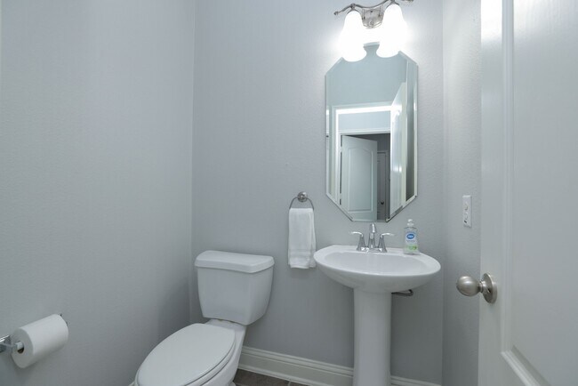 Building Photo - 19 Canterborough Pl