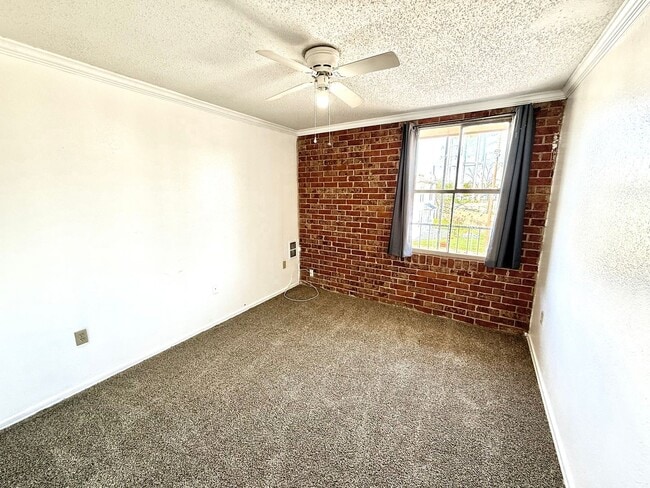 Building Photo - Three Bedroom Home with Spacious Bedrooms