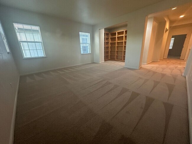 Building Photo - Reduced Price! Spacious 5 Bed, 3 Bath home...