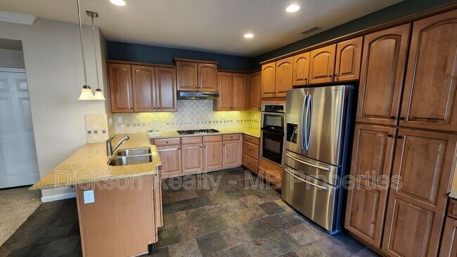 Building Photo - 2075 Echo Valley Pkwy