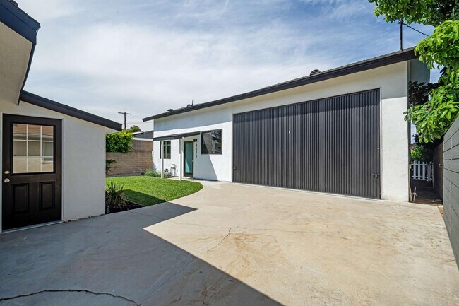 Guest house entrance next to garage - 2635 Dalemead St