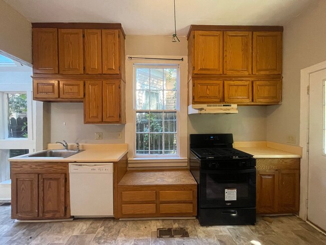 Building Photo - 984 Magnolia St