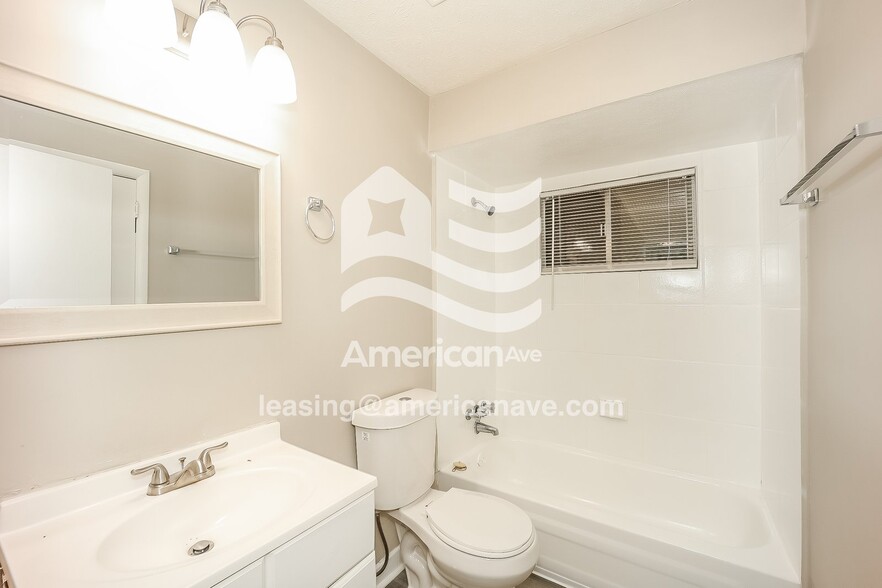 Building Photo - 1122 Briarwood Ave